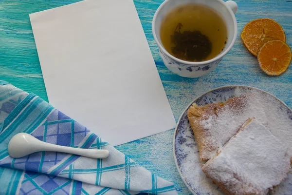 Apfelkuchenstücke mit Puderzucker bestreut. Ansicht von oben. Essen. Dessert. — Stockfoto