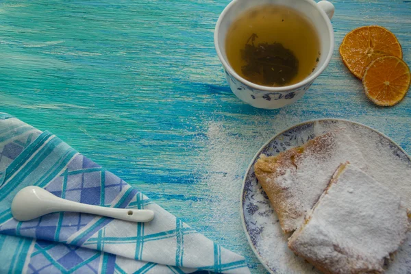 Apfelkuchenstücke mit Puderzucker bestreut. Ansicht von oben. Essen. Dessert. — Stockfoto