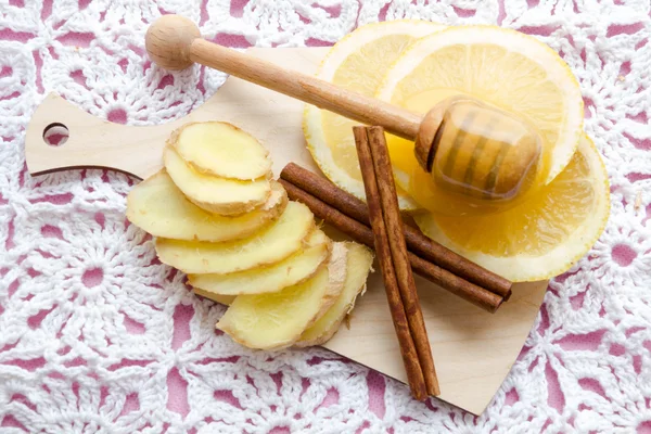 Cura del freddo miele, limone, zenzero, cannella su sfondo rosa — Foto Stock