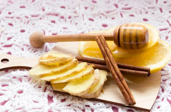 Kall vård - honung, citron, ingefära, kanel på rosa bakgrund — Stockfoto