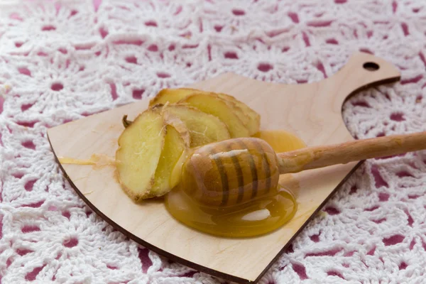 Flu remedy drink i glas med färsk ingefära och honung — Stockfoto