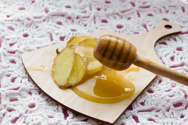 Flu remedy drink i glas med färsk ingefära och honung — Stockfoto