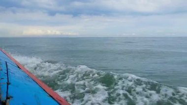 Angso Duo Adası 'na giden yolcu gemisi. Endonezya, Pariaman' da popüler bir turizm merkezi. Hava bulutlu ve sakin.