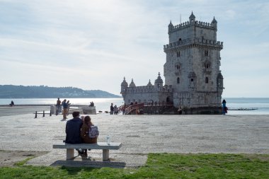 çift bankta oturan ve Belem üzerinde görünümü zevk 