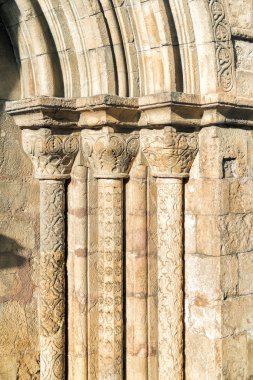 Dekore edilmiş portal sütunları