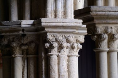 Eski Katedrali'nde manastır sütun sütun başkenti