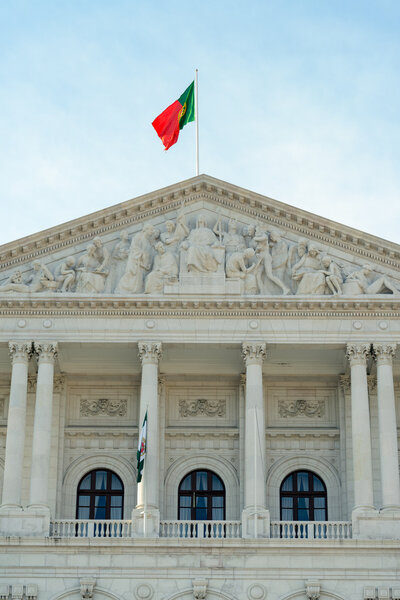 Здание и флаг Португалии во дворце Сан-Бенто
 