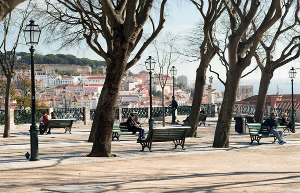 Pessoas sentadas em um parque — Fotografia de Stock