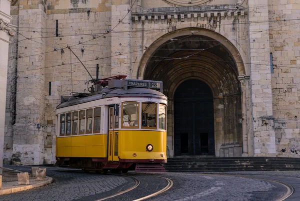 Alte lissabonische traditionelle gelbe Straßenbahn — Stockfoto