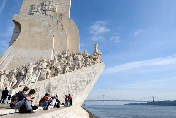 Pessoas sentadas junto ao Monumento aos Descobrimentos, Lisboa — Fotografia de Stock