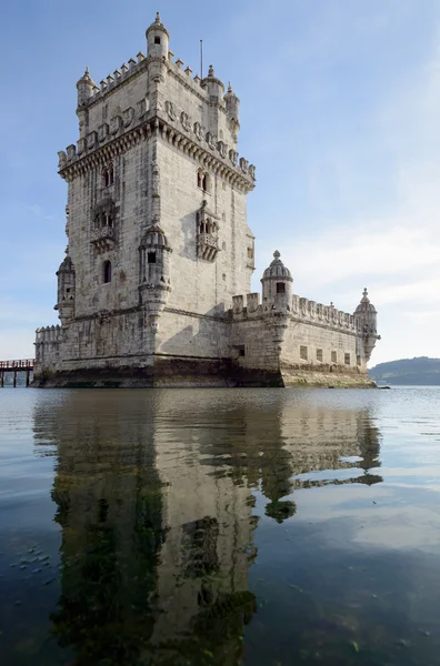 Toren van Belem met reflectie in water — Stockfoto