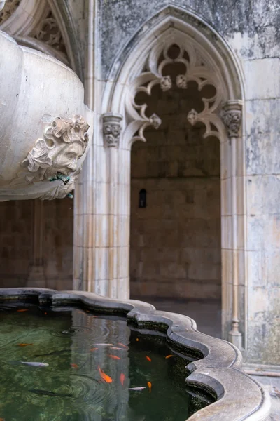 Der Brunnen am königlichen Kreuzgang — Stockfoto