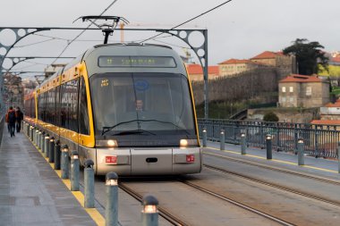 Tren üzerinde Dom Luis ben köprü