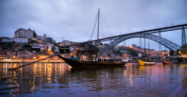 Bir teknede Duoro Nehri yakınında Dom ben köprü Luis, Porto, Po