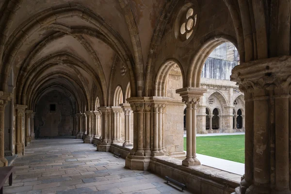 La columnata del claustro en la Catedral Vieja de Coimbra, Portugal — Foto de Stock