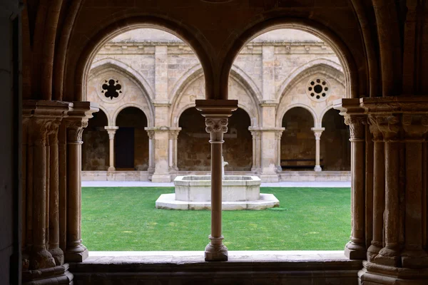 Die kolonnade des klosters in der alten kathedrale von coimbra, portugal — Stockfoto