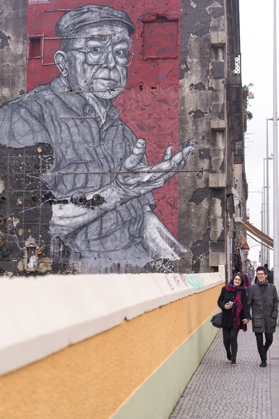 Una pareja caminando por el puente Dom Luis I — Foto de Stock