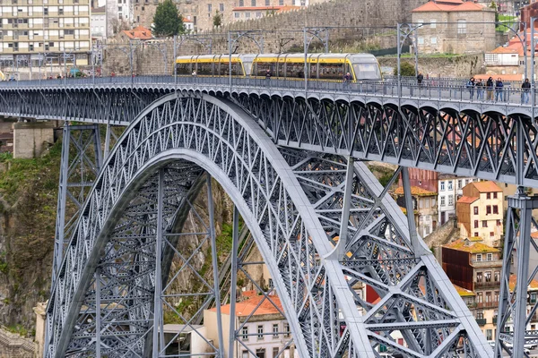 Ett tåg på Dom Luis jag bron — Stockfoto