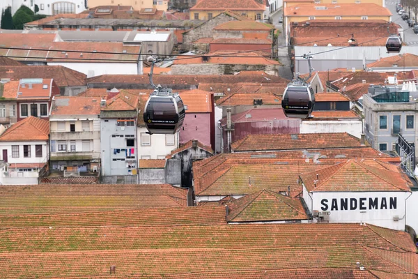 Teleféricos sobre os telhados — Fotografia de Stock