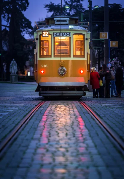 Eléctrico histórico numa estação de eléctrico — Fotografia de Stock