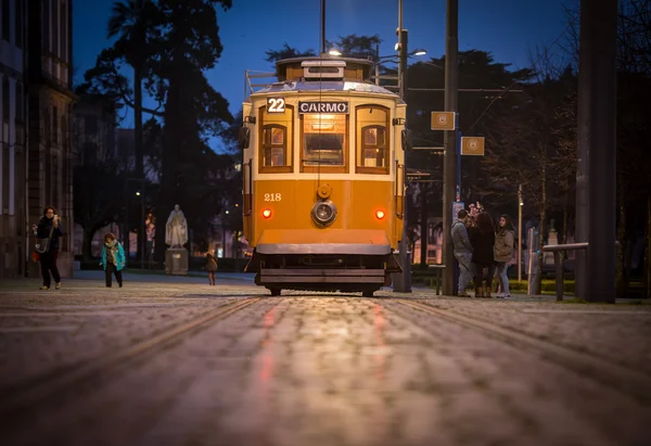 Eléctrico histórico numa estação de eléctrico — Fotografia de Stock