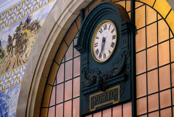 Den huvudsakliga klockor av Main hall av Sao Bento järnvägsstation — Stockfoto