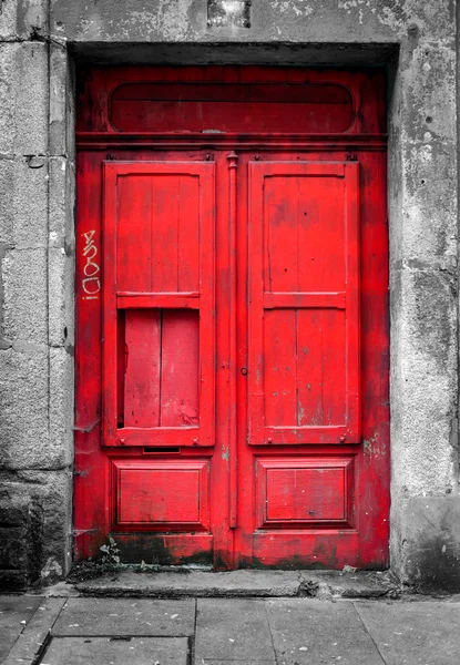 Porta vermelha no fundo preto e branco — Fotografia de Stock