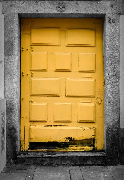 Żółty drzwi w czarno-białe tło — Zdjęcie stockowe