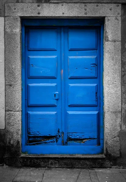 Porta azul no fundo preto e branco — Fotografia de Stock