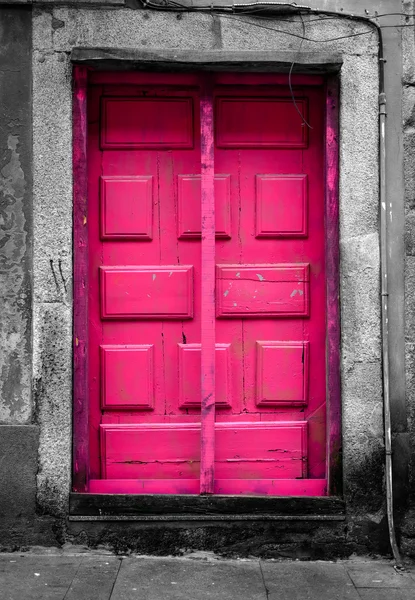 Różowy drzwi w czarno-białe tło — Zdjęcie stockowe
