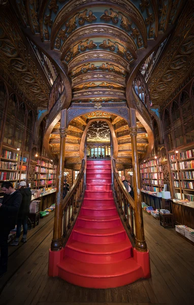 Escaleras en la librería Livraria Lello en Febrero 11, 2016 en P — Foto de Stock