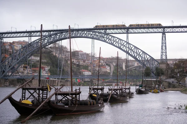 Boote auf dem Fluss Duoro in der Nähe der dom luis i bridge, porto, port — Stockfoto