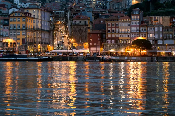Nachtblick auf den Fluss Duoro und die Hafenstadt — Stockfoto