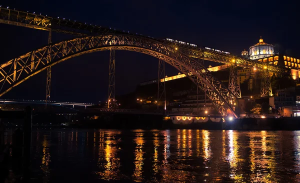 Vista nocturna en el Puente Dom Luis I, Oporto, Portugal — Foto de Stock