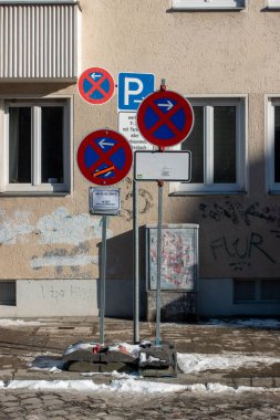 Münih, Almanya - 13 Şubat 2021: yerleşim bölgesinde park levhası olmayan bir karmaşa. İşaretlerin yerleştirilme şekli karışıklık yaratabilir..