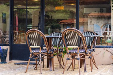 Açık Cafe Sandalyeleri ve Masaları. Boş kafeterya terası, rattan sandalyeler ve masalar, şehir yaşam tarzı arka planı..