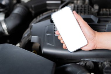 Reklam veya servis konsepti için bulanık motorlu akıllı telefondan beyaz ekran. Boşluğu kopyala, seçici odak.