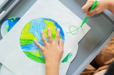 Pozitif küçük çocuk. Dünya günündeki en iyi çocuk manzarası. Dünyayı ve çevreyi kurtarmak için çocuk yaratmak. Dünya Barış Günü konsepti.