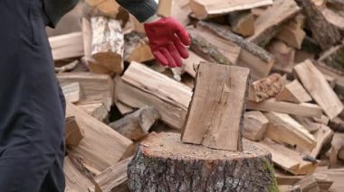 Yakacak odun kesen adamın yavaş çekim gösterisi. Adam odunları yavaş çekimde ustalıkla kesiyor. Soğuk kış aylarına hazırlık yapıyor.