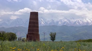 Burana Kulesi 'nin zaman atlaması. Dağlar ve bulutlar..