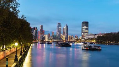 Westminster Köprüsü 'nden Thames City binalarına doğru sabah manzarası.