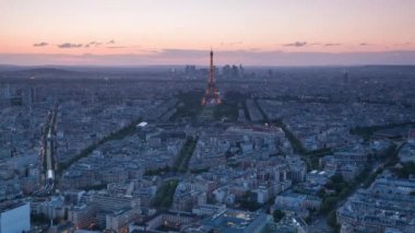 Paris Eiffel Kulesi ve gece ışıkları