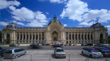 Petit Palais üzerinde bulutlar