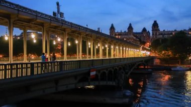 Pont de Bir-Hakeim köprü Paris'te