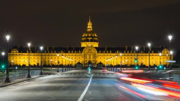 Κίνηση μπροστά από το Les Invalides — Αρχείο Βίντεο