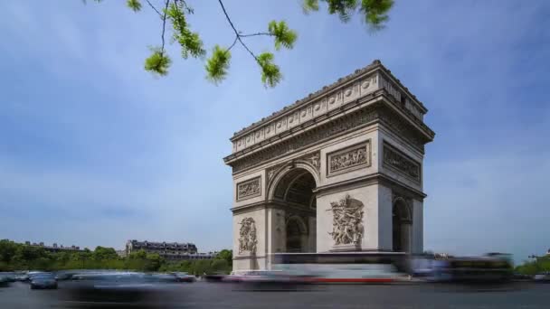 Tráfico de coches alrededor del Arco del Triunfo — Vídeo de stock