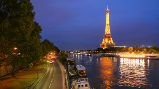 Ейфелева вежа в Парижі в ніч — стокове відео