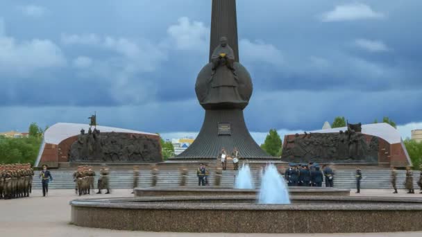 Συγκολλητικά κράματα μπροστά από το μνημείο "ΟΤΑΝ Ana" — Αρχείο Βίντεο