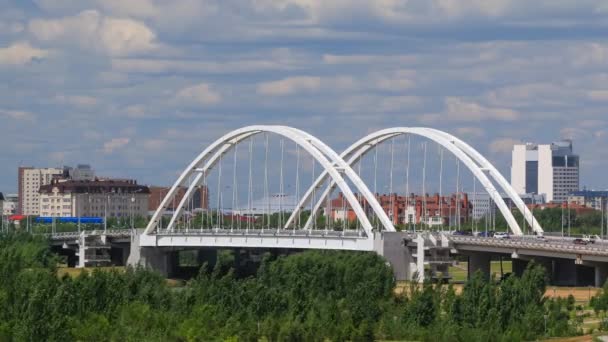 Brücke mit dem Transport in astana — Stockvideo