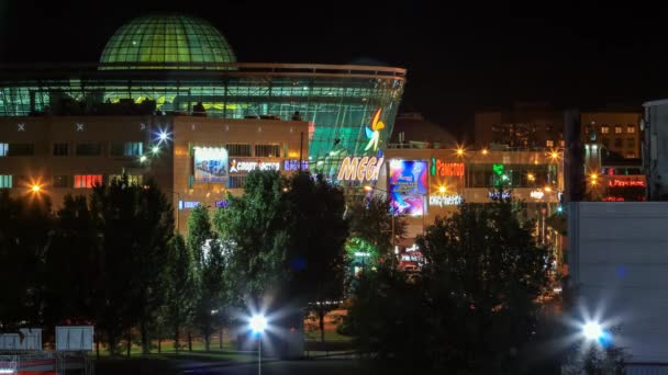 Mobil di depan pusat perbelanjaan dan hiburan MEGA Astana — Stok Video